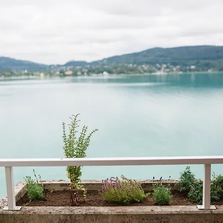 Seeturm Mit Eigenem Steg Direkt Am Worthersee